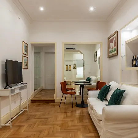The Mirror Next To Spanish Steps Apartment Rome